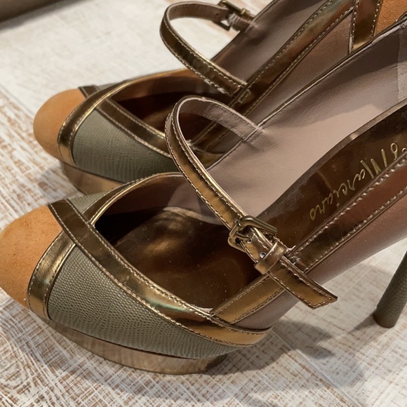 Gold metallic platform pumps - Picture 4 of 8